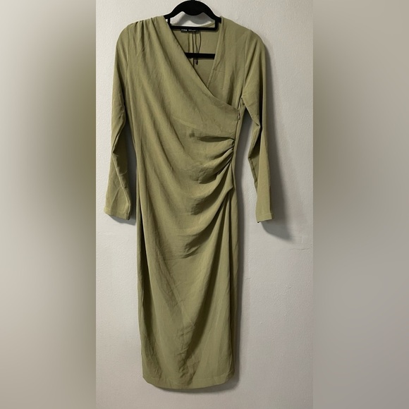 NWOT Zara V-neck Midi Side Ruched Dress in Green. Size Small - Picture 5 of 11